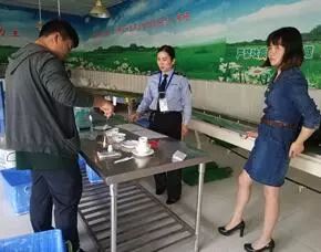 文山市開展餐飲具集中消毒服務專項檢查，為60年州慶保駕護航